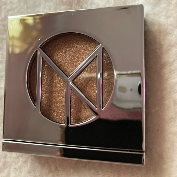 958 Eyes on the prize Color boss Made in Italy New unopened Eye Shadow - Picture 2 of 4